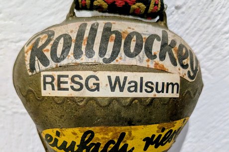 Eine alte Glocke aus Zinn mit Aufschrift Rollhockey