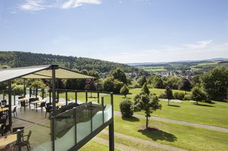 Von der Hotelterrasse aus hat man einen guten Ausblick ins Tal und die umliegende Natur