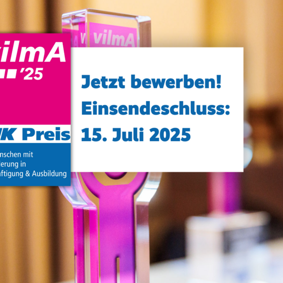 Grafik zum VdK-Preis „vilmA ’25“ für Menschen mit Behinderung in Beschäftigung und Ausbildung. Im Hintergrund mehrere pinkfarbene Trophäen in Form einer stilisierten Person mit erhobenen Armen. Links oben das vilmA-Logo und darunter der Hinweis „VdK Preis für Menschen mit Behinderung in Beschäftigung & Ausbildung“. Daneben ein weißes Textfeld mit der Aufforderung: „Jetzt bewerben! Einsendeschluss: 15. Juli 2025.