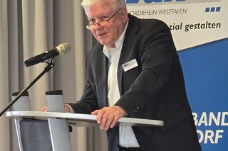 Vorsitzender Peter Jeromin steht am Rednerpult. 