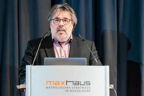 Dass Wunsch und Wirklichkeit in der häuslichen Pflege oft weit auseinander gehen, offenbarte Prof. Dr. Dr. h.c. Andreas Büscher von der Hochschule Osnabrück. Er stellte die Ergebnisse der VdK-Pflegestudie vor, an der sich knapp 60.000 Menschen beteiligt hatten.
