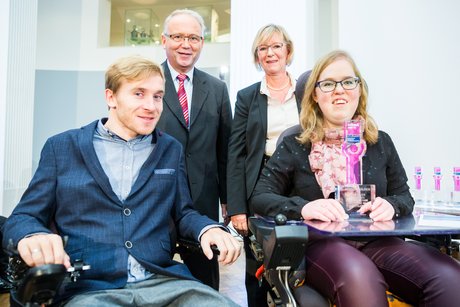 Gruppenfoto mit Juror Wilfried Böhm und Laudatorin Maria Jäger-Kuhlmann im Hintergrund und Samuel Koch und Preisträgerin Andrea Sahlmens in Rollstühlen im Vordergrund.