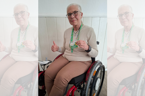 Ursula Busch mit Schl&uuml;sselband zeigt Daumen hoch.