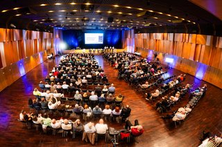 Aus der Vogelperspektive: die zahlreichen Gäste und Delegierten bei der Abschlussveranstaltung in der Stadthalle Neuss.