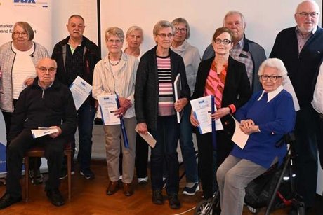 Gruppenbild der Jubilare mit Urkunden in den H&auml;nden.