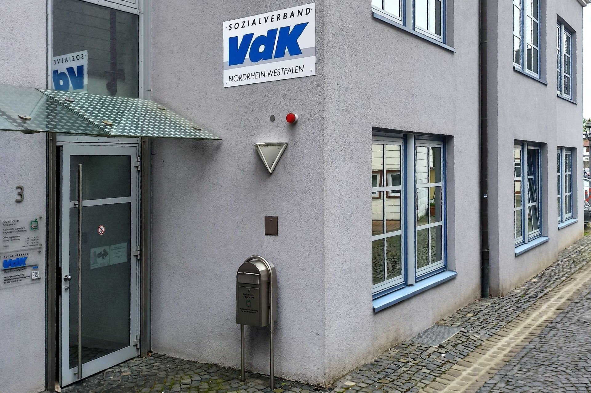 Verkehrsgünstig gelegen mit barrierefreiem Zugang: Die neue Kreisgeschäftsstelle im Herzen von Brakel ist durch eine ebenerdige Tür erreichbar.