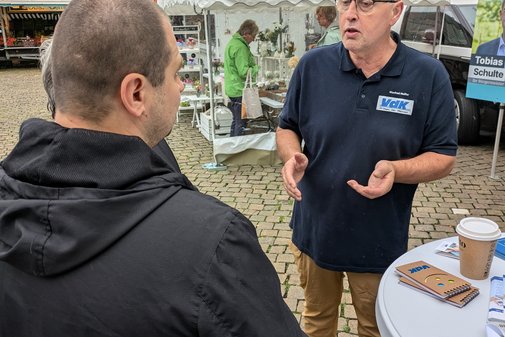 Zwei Männer mittleren Alters unterhalten sich.