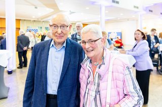 Ein Mann und eine Frau stehen Arm in Arm im Foyer der Stadthalle Neuss.