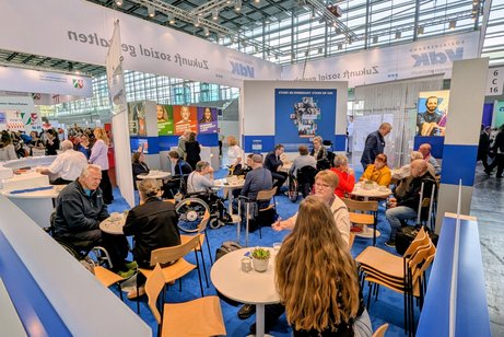 Voll besetzte Tische am Messestand des VdK.