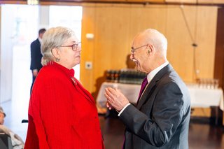 Eine Frau und ein Mann stehen im Foyer der Stadthalle und unterhalten sich.