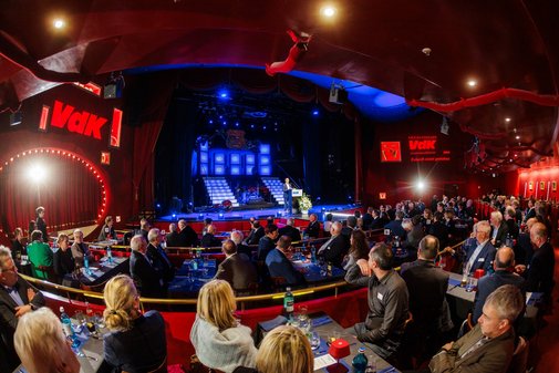 Totalblick vom Publikum aus auf die B&uuml;hne.