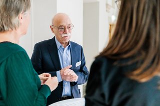 Horst Vöge, Präsident des VdK NRW im Gespräch mit Mitarbeiterinnen.