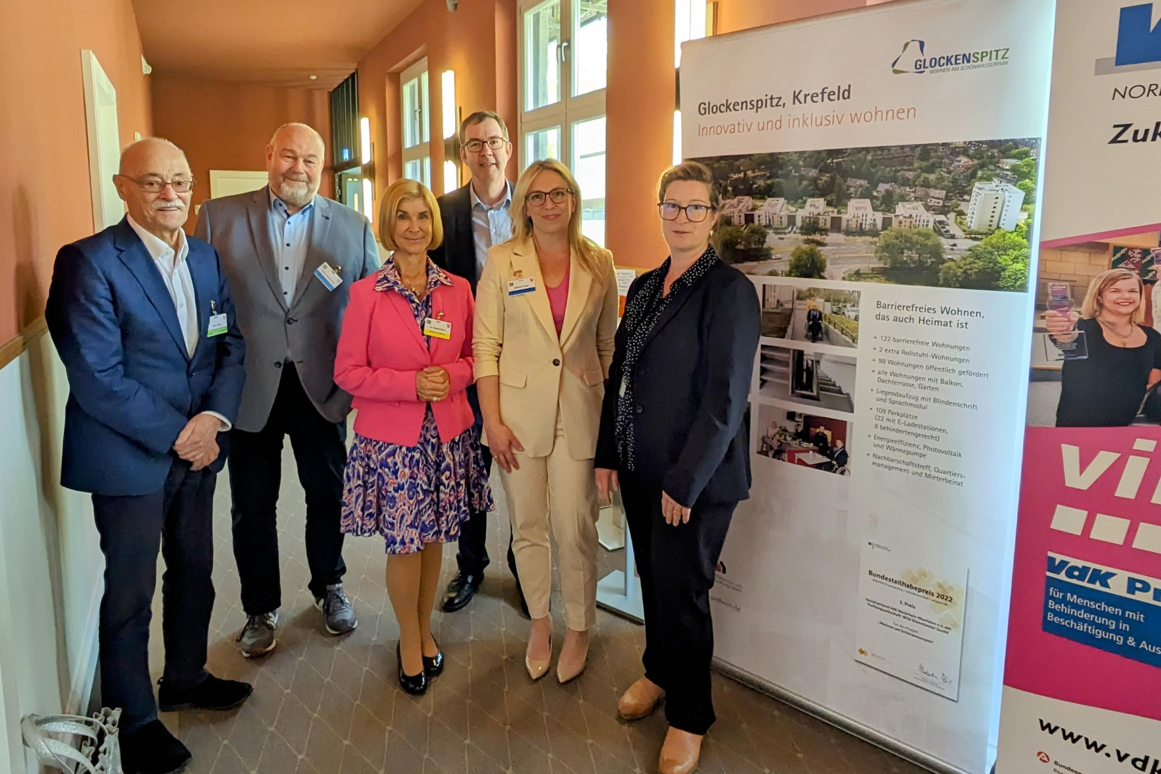 Der Stand von VdK und WSG: Horst Vöge (von links, Präsident VdK NRW), Hans-Jörg Schmidt (WSG-Geschäftsführer), Dr. Brigitte Mohn (Vorstandsmitglied Bertelsmann Stiftung), Thomas Zander (Vorstandssprecher VdK NRW), Stefanie Ferger (WSG) und Sina Breitenbruch-Tiedtke (Stabsstelle Demografie, Einsamkeit Staatskanzlei NRW).