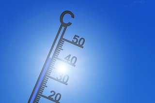 Thermometer vor blauem Himmel mit Anzeige von fast 40 Grad Celsius