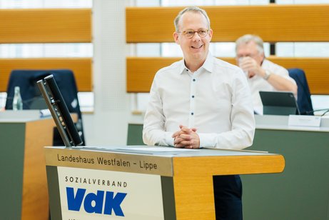 Vorstand Carsten Ohm steht an einem Rednerpult