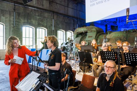 Susanne Müller stellte als Leiterin ihre inklusive Big-Band von der Matthias-Claudius-Gesamtschule vor. Das Ensemble begleitete den Festakt unter dem Motto "Music can swing".