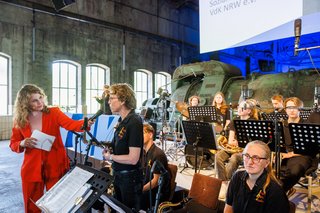 Susanne Müller stellte als Leiterin ihre inklusive Big-Band von der Matthias-Claudius-Gesamtschule vor. Das Ensemble begleitete den Festakt unter dem Motto "Music can swing".