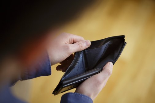 Hände halten eine leere Brieftasche