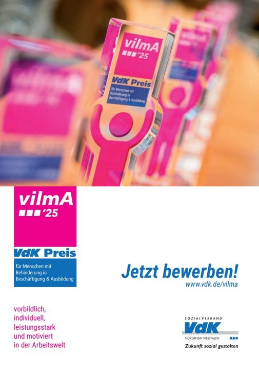 Bild mit mehreren Trophäen des VdK-Preises „vilmA ’25“. Die pinkfarbenen Auszeichnungen zeigen eine stilisierte Person und das Logo „vilmA ’25 – VdK Preis für Menschen mit Behinderung in Beschäftigung & Ausbildung“. Rechts daneben der Aufruf „Jetzt bewerben! www.vdk.de/vilma“. Unten links der Slogan: „vorbildlich, individuell, leistungsstark und motiviert in der Arbeitswelt“. Rechts unten das Logo des Sozialverbands VdK Nordrhein-Westfalen.