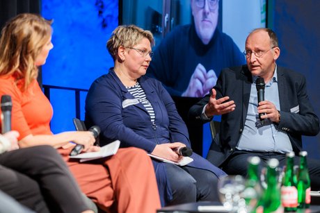 Peter Dinse (Ärztlicher Direktor des Medizinischen Dienstes Westfalen-Lippe) stellte sich zahlreichen Fragen zur Begutachtung. Aus seiner Sicht müsse eine Erstbegutachtung vor Ort stattfinden und nicht - wie in harten Pandemie-Zeiten - am Telefon.