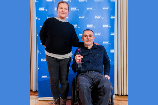 Peter Whitmore mit seiner Frau Christiane und dem vilmA-Pokal des Sozialverbands VdK NRW.