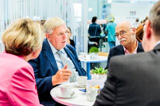 Gesundheitsminister Karl-Josef Laumann sitzt gemeinsam mit dem VdK-Vorstand in einem Gespräch.