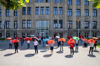 Regenschirmaktion vor der NRW-Staatskanzlei