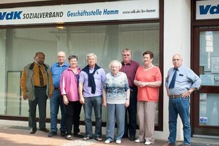 Der Vorstand des Kreisverbands vor der Geschäftsstelle in Hamm