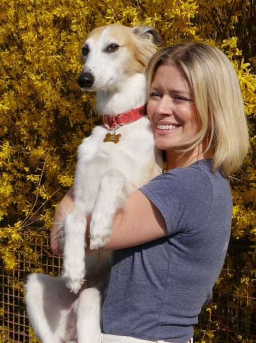 Portrait von Delia Jung mit einem Hund auf dem Arm