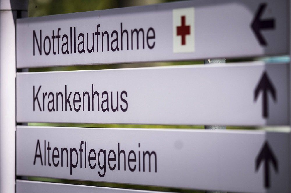 Krankenhausschild Ein Schild weist auf die Notaufnahme, das Krankenhaus und das Altenpflegeheim hin