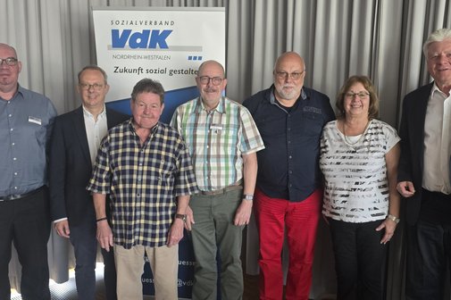 Marc Thiele (von links, Kreisverbandsgeschäftsführer), Carsten Ohm (Vorstand Sozialpolitik VdK NRW), Arno Wachtel (Kreisverbandskassierer), Norbert Zielonka (stellv. Kreisverbandsvorsitzender), Lydia Ossig (stellv. Kreisverbandsvorsitzende) und Peter Jeromin (Kreisverbandsvorsitzender).