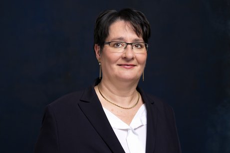 Portr&auml;t von Katharina Batz vor schwarzem Hintergrund.