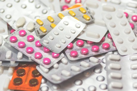 unz&auml;hlige Tablettenpackungen in bunten Farben und verschiedenen Gr&ouml;&szlig;en liegen &uuml;bereinander