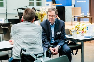 VdK-Vorstand Thomas Zander sitzt bei einem Gespräch mit Dr. Michael Spörke, SoVD.