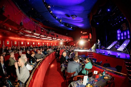 ein Totalblick ins Publikum und auf die B&uuml;hne rechts.