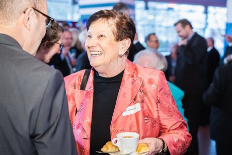 Renate Ackermann l&auml;chelt in die Kamera