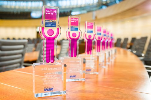 vilmA-Pokale stehen auf einem Tisch in einem Saal