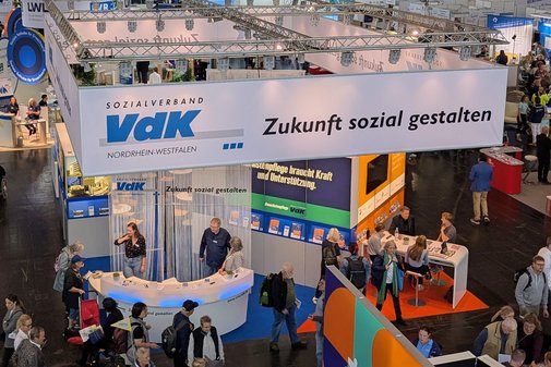 VdK-Messestand mit vielen Besuchern aus der Vogelperspektive.
