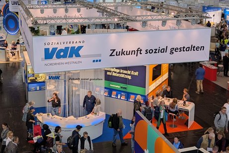 VdK-Messestand mit vielen Besuchern aus der Vogelperspektive.