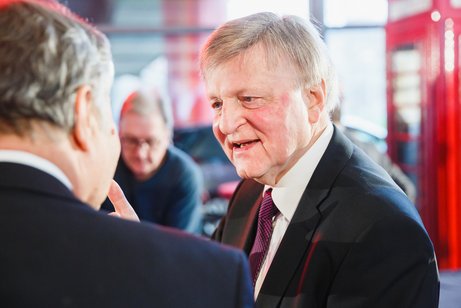 Peter Wolf im Gespr&auml;ch mit einem Mitglied.