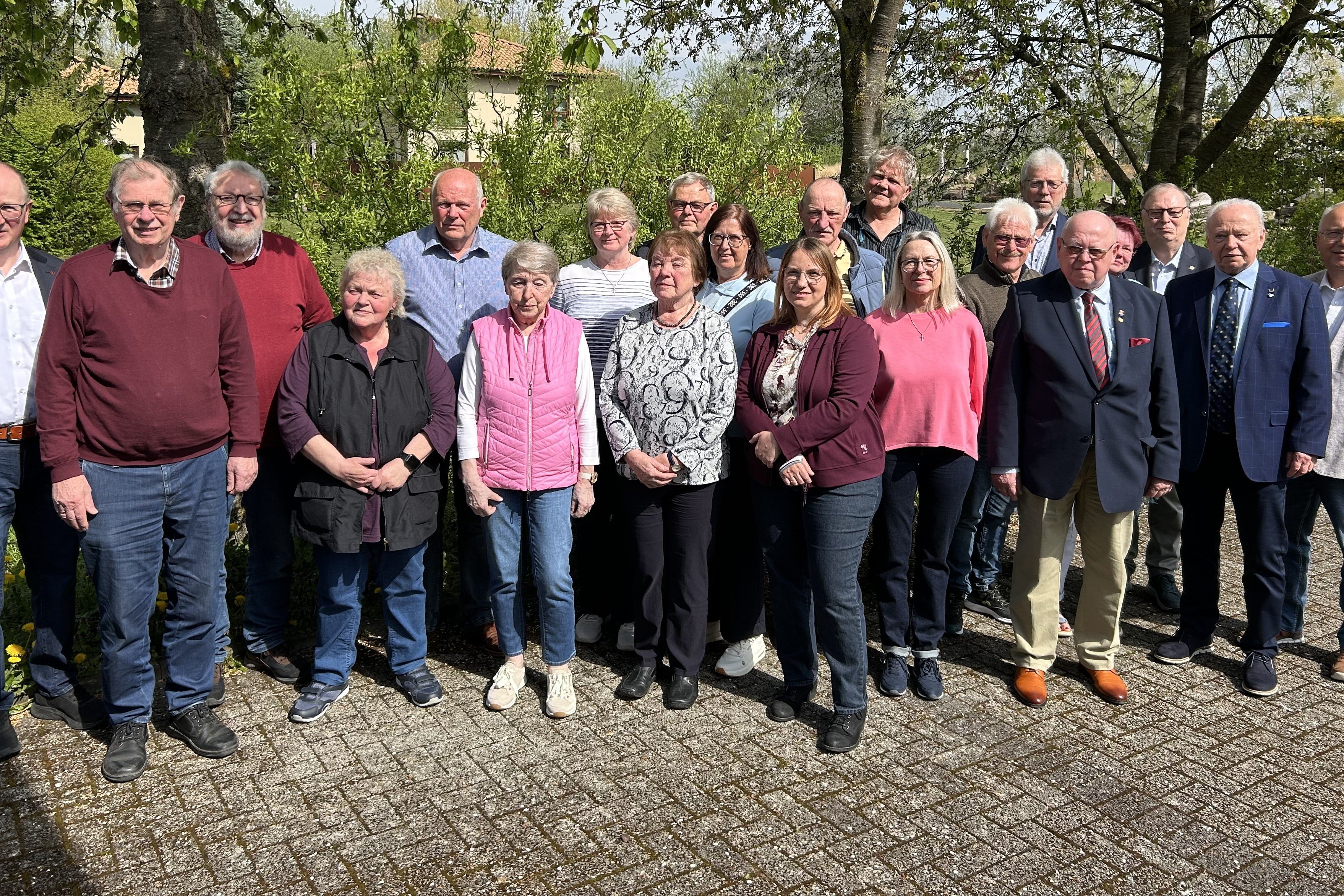 Gruppenfoto des Vorstands und der Gäste des Kreisverbandstags in Paderborn.