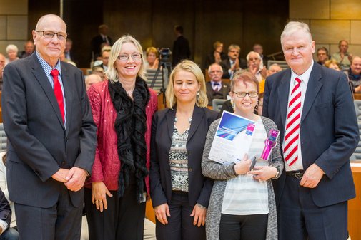 Gruppenfoto einer vilmA-Preisträgerin und ihren Begleitern.