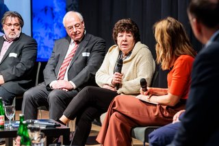 Rita Stange berichtete sehr emotional, offen und schonungslos darüber, wie sie ihren an Demenz erkrankten Ehemann lange zu Hause gepflegt hat. Zudem erzählte sie, welche Höhen und Tiefen sie mit ihm aktuell in der stationären Pflege erlebt und wie sehr sie bürokratische Barrieren an den Rand der Verzweiflung bringen.