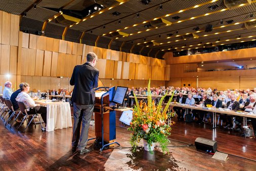 Blick in den voll besetzten Saal