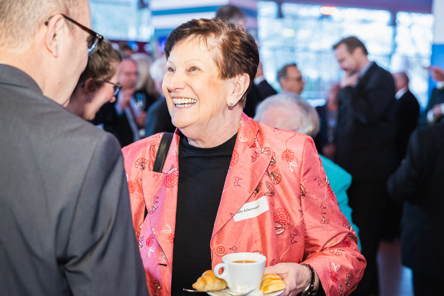 Renate Ackermann l&auml;chelt in die Kamera