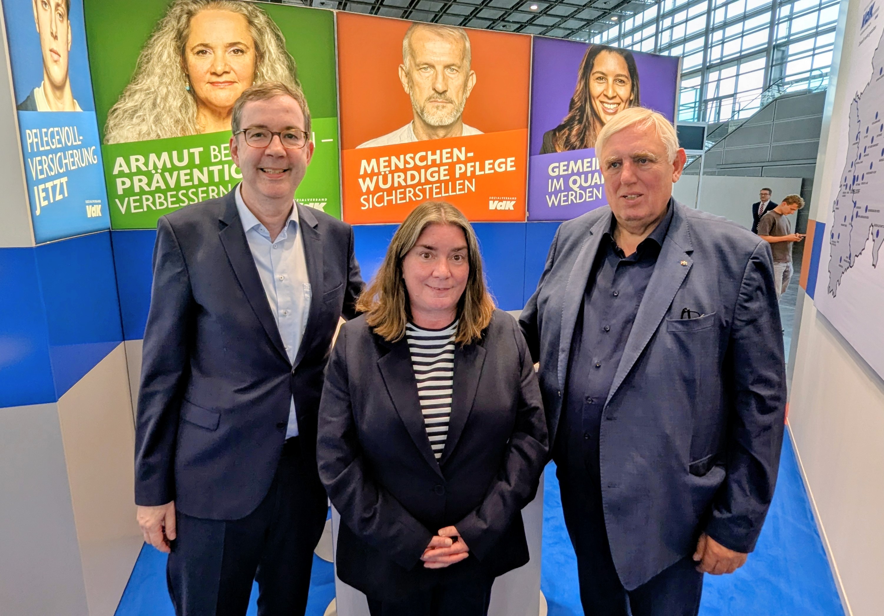 Gruppenfoto von links nach rechts: Vorstand Thomas Zander und Manuela Dörtelmann mit Gesundheitsminister Karl-Josef Laumann.