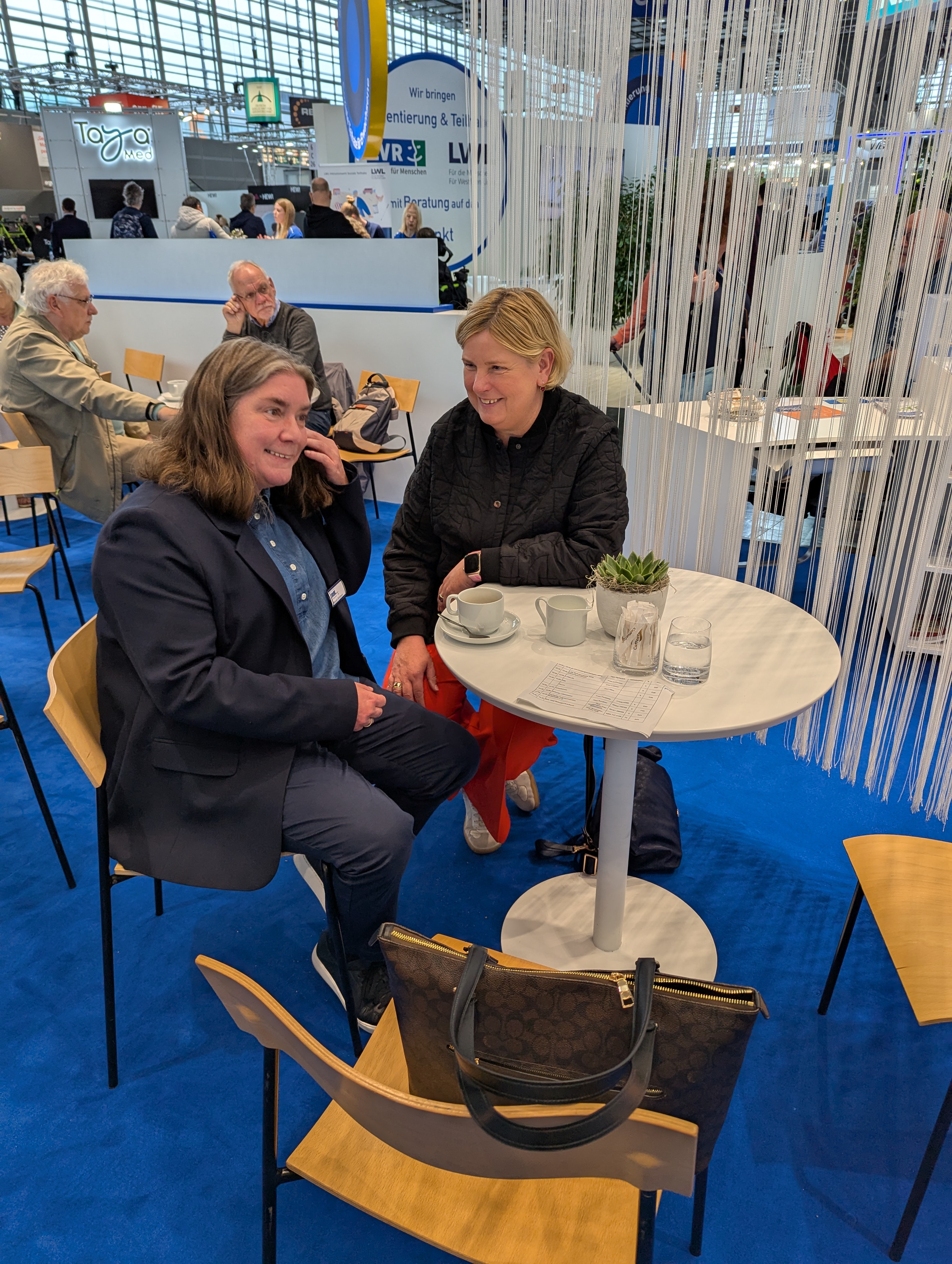 Vorständin Manuela Dörtelmann im Gespräch mit Claudia Middenhoff, Patientenbeauftragte und Behindertenvertreterin des Landes NRW.