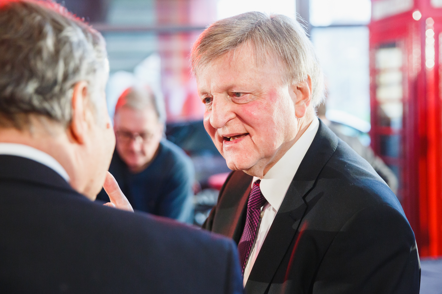 Peter Wolf im Gespr&auml;ch mit einem Mitglied.