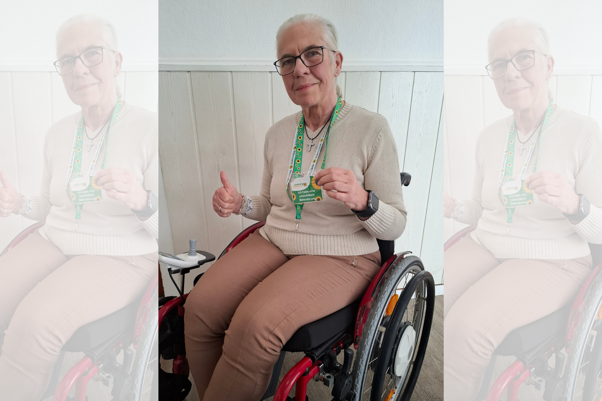 Ursula Busch mit Schl&uuml;sselband zeigt Daumen hoch.