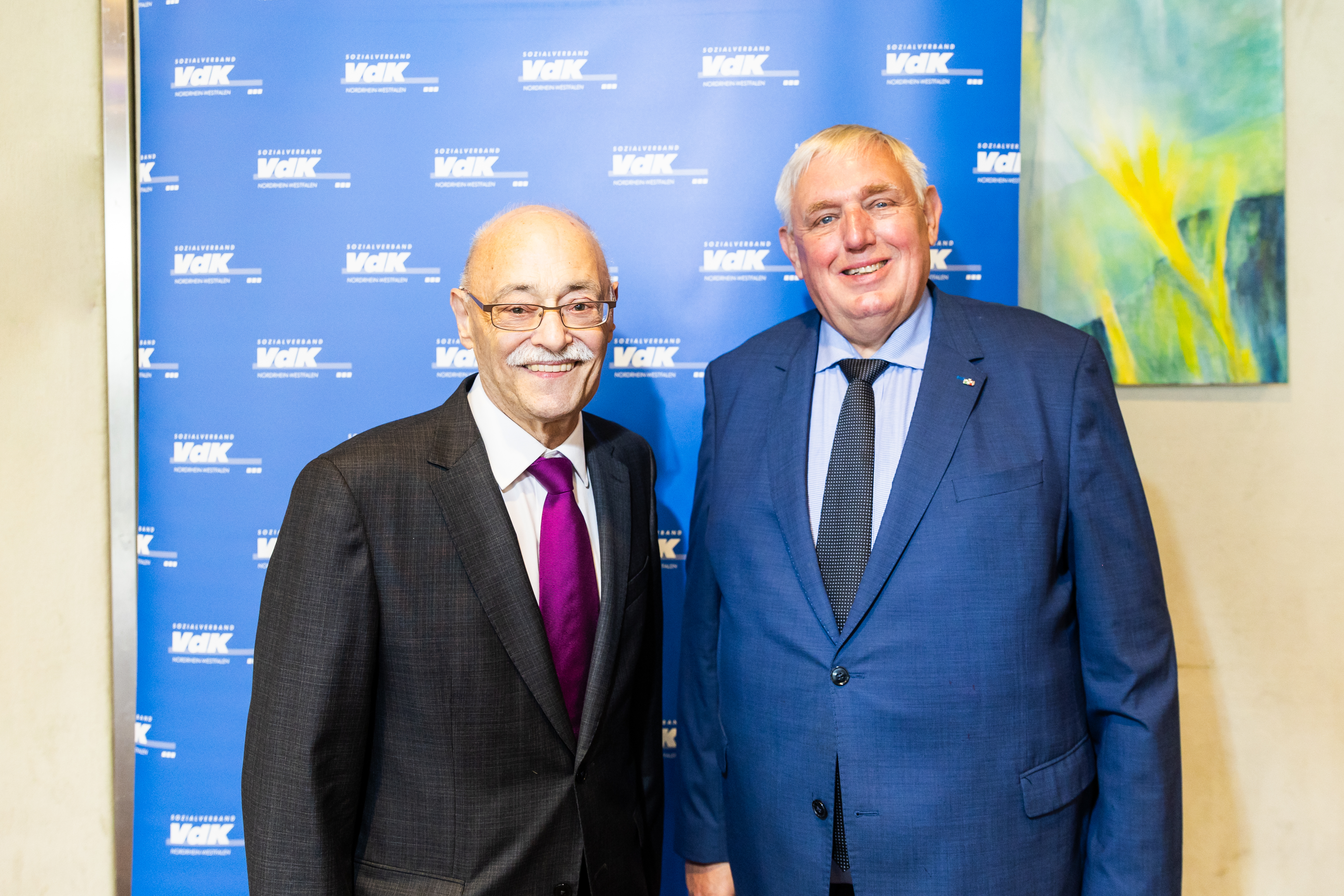 Gut gelaunt: VdK-Präsident Horst Vöge (links) und NRW-Sozialminister Karl-Josef Laumann trafen sich schon vor der Veranstaltung im Foyer.